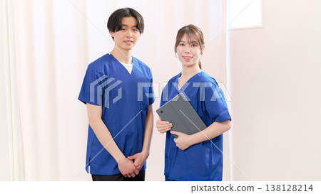 微笑的工作人員為醫療和護理領域提供支持 138128214