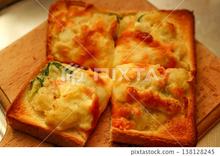 Cheese toast, gratin style, freshly baked bread. Cheese toast, gratin style, freshly baked bread. 138128245