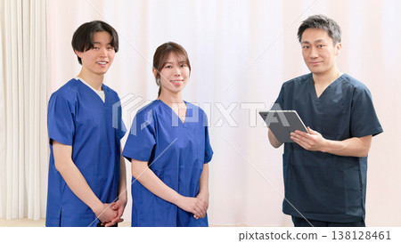 微笑的工作人員為醫療和護理領域提供支持 138128461