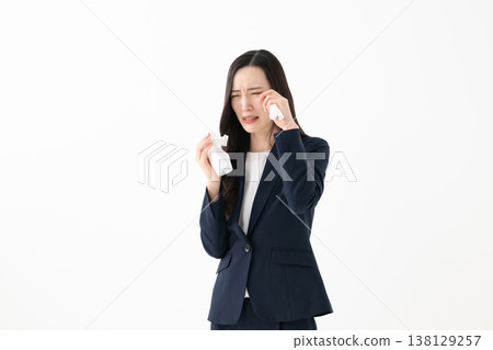 女子拿著紙巾 女子拿著紙巾 138129257