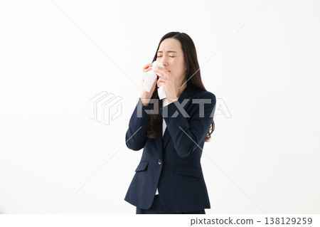女子拿著紙巾 女子拿著紙巾 138129259