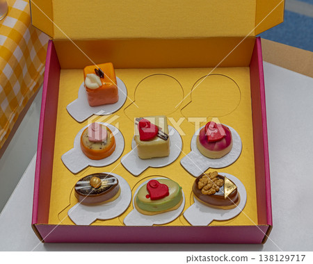 Open Gift Box Cakes 138129717
