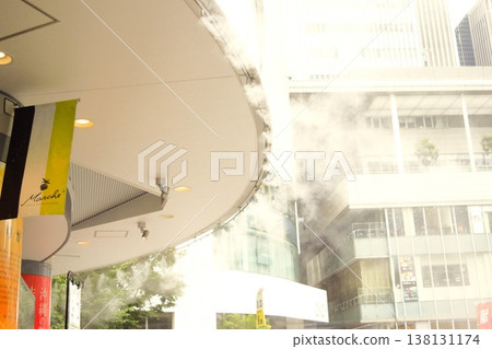 夏季期間,銀座安裝了噴霧淋浴裝置(以應對極端高溫)。 夏季期間,銀座安裝了噴霧淋浴裝置(以應對極端高溫)。 138131174