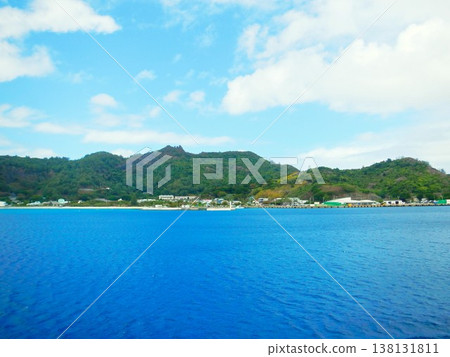 從小笠原丸號上眺望父島 從小笠原丸號上眺望父島 138131811