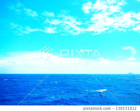 小笠原群島的輪廓在藍天的襯托下，漂浮在地平線上。 138131812