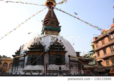 Kaas Swayambhu，尼泊爾加德滿都一個廣場上的一座佛教寺廟佛塔 138133666