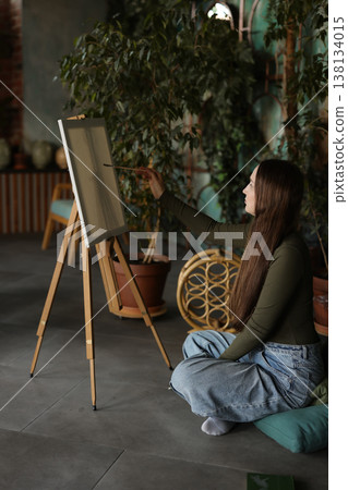 Caucasian woman giving online painting tutorial in studio Caucasian woman giving online painting tutorial in studio 138134015