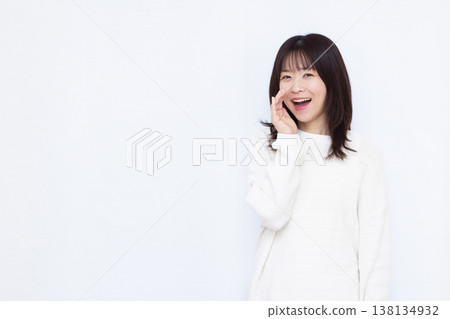 Smiling woman screaming 138134932