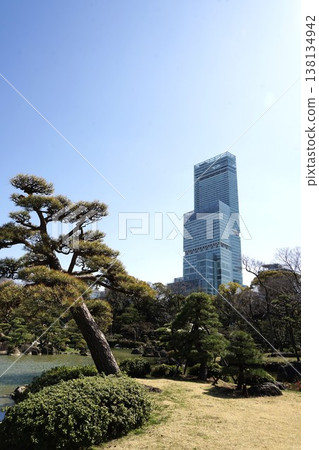 摩天大樓和日式庭園景色 138134942