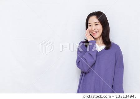 一位女士微笑著喊道 138134943