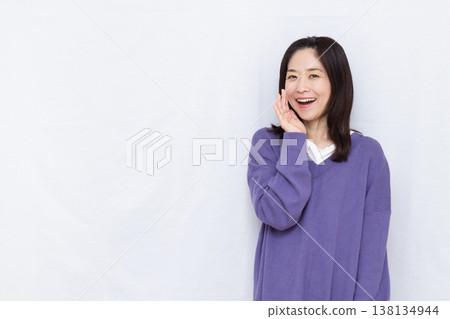 一位女士微笑著喊道 138134944