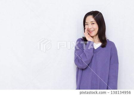 微笑的女人低聲說 138134956