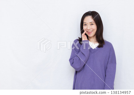 微笑的女人低聲說 138134957