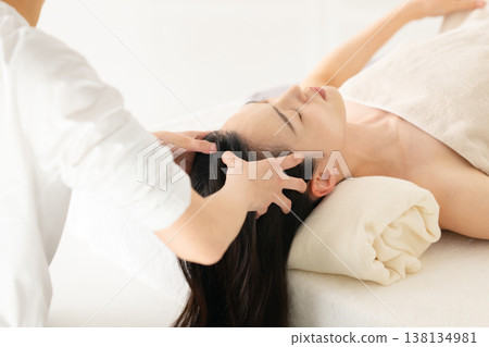 Women receiving head massage 138134981