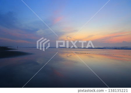 Morning glow reflected on the water surface Morning glow reflected on the water surface 138135221
