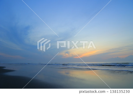 晨光反映在水面上 晨光反映在水面上 138135230