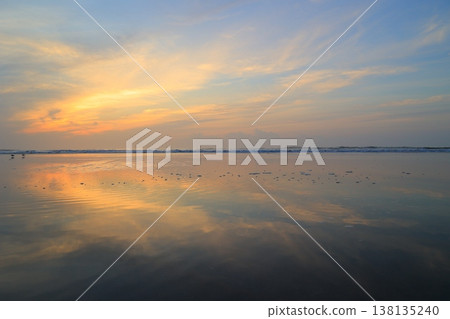 Morning glow reflected on the water surface Morning glow reflected on the water surface 138135240