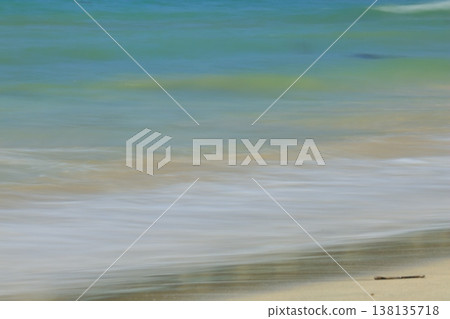 浪潮在沙灘上擊敗 138135718