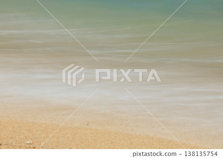 浪潮在沙灘上擊敗 浪潮在沙灘上擊敗 138135754