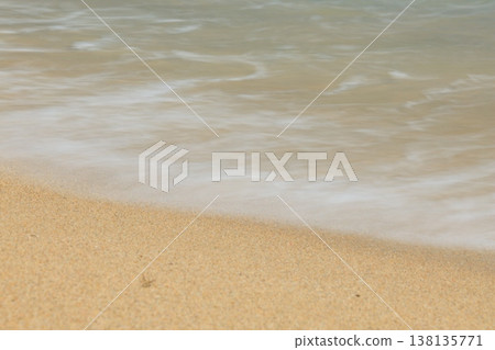 浪潮在沙灘上擊敗 浪潮在沙灘上擊敗 138135771