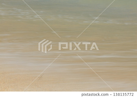 浪潮在沙灘上擊敗 浪潮在沙灘上擊敗 138135772