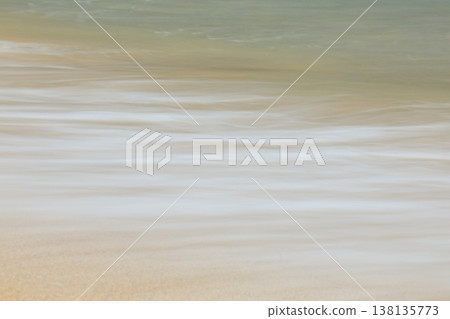 浪潮在沙灘上擊敗 浪潮在沙灘上擊敗 138135773