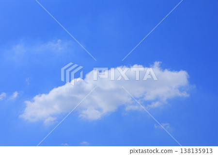 漂浮在藍天上的雲彩 漂浮在藍天上的雲彩 138135913