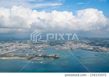 從空中俯瞰沖繩海：空拍照片 138135972