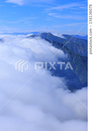 A mountain floating in the sea of clouds 138136076
