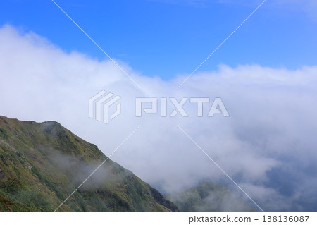 漂浮在雲彩海的山 138136087