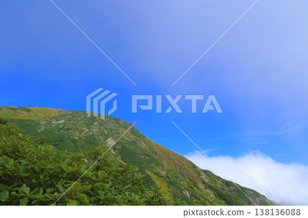 漂浮在雲彩海的山 漂浮在雲彩海的山 138136088