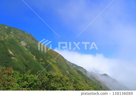 漂浮在雲彩海的山 漂浮在雲彩海的山 138136089
