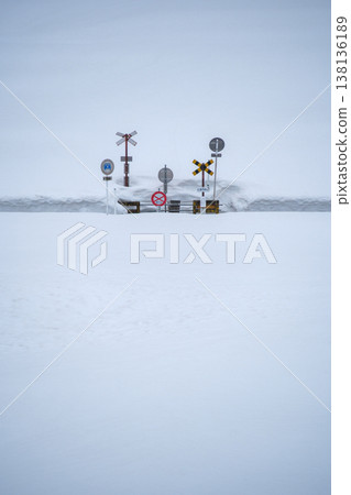鐵路平交道的雪景 138136189