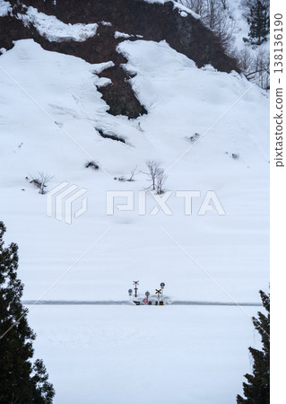 白雪皚皚的山峰和鐵路道口 138136190