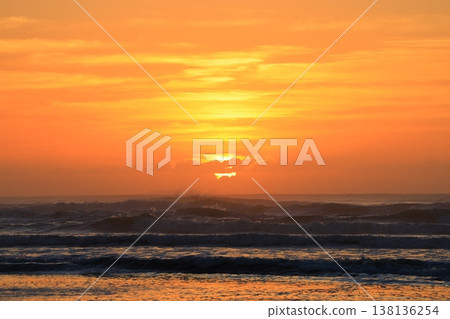 日出時分，天空和大海之外，可以看到雲。 138136254