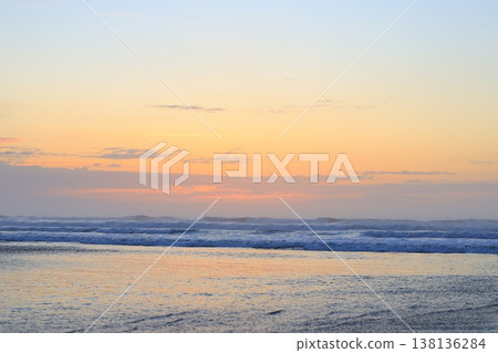 日出時分,天空和大海之外,可以看到雲。 日出時分,天空和大海之外,可以看到雲。 138136284