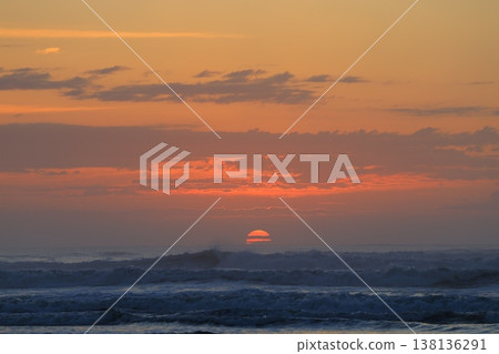 日出時分，天空和大海之外，可以看到雲。 138136291