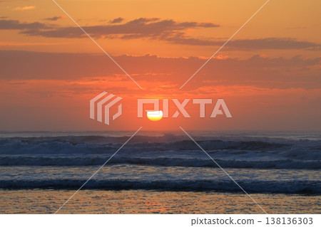 日出時分,天空和大海之外,可以看到雲。 日出時分,天空和大海之外,可以看到雲。 138136303