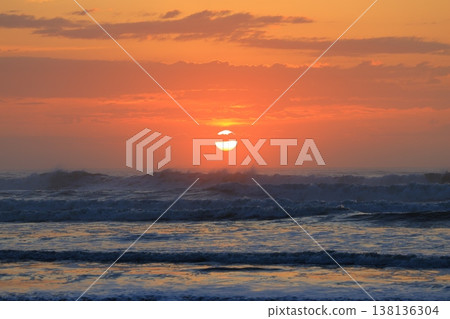 日出時分,天空和大海之外,可以看到雲。 日出時分,天空和大海之外,可以看到雲。 138136304