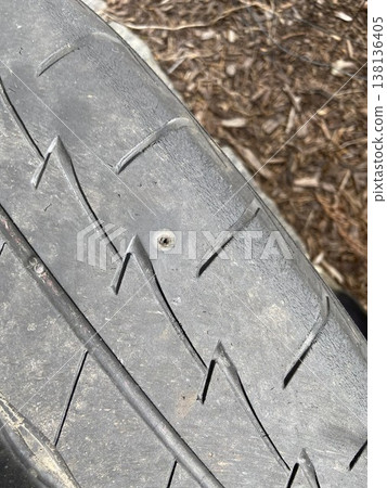 汽車輪胎被釘子刺破(爆胎,安全檢查) 汽車輪胎被釘子刺破(爆胎,安全檢查) 138136405