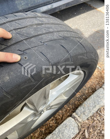 即將爆胎或有異物卡住的汽車輪胎（安全、故障、維修） 138136406