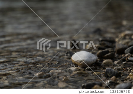 White Pebble in Shallow Water with Soft Ripples 138136758