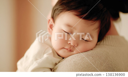 睡覺的嬰兒由母親擁抱 138136900