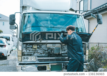 卡車司機打開大型卡車的前面板進行操作前檢查。 138136983