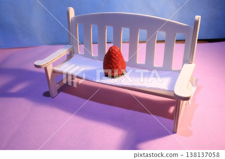白色椅子上的草莓 138137058