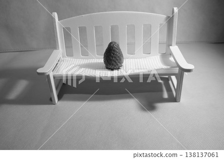 White bench 138137061