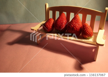 白色椅子上的草莓 138137067