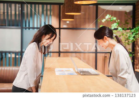 兩個女人在辦公室開會 138137123