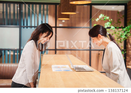 兩個女人在辦公室開會 138137124
