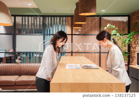 兩個女人在辦公室開會 138137125